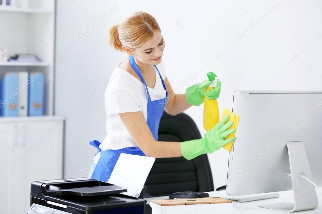 Domácí počítač na pracovním stole