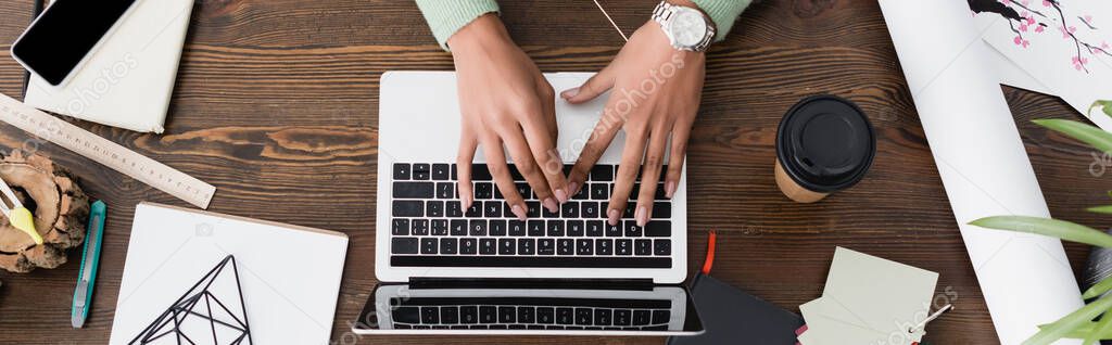 Freelancer pracující na notebooku u stolu