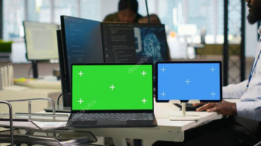 Notebook v kanceláři, na kterém probíhá údržba systému